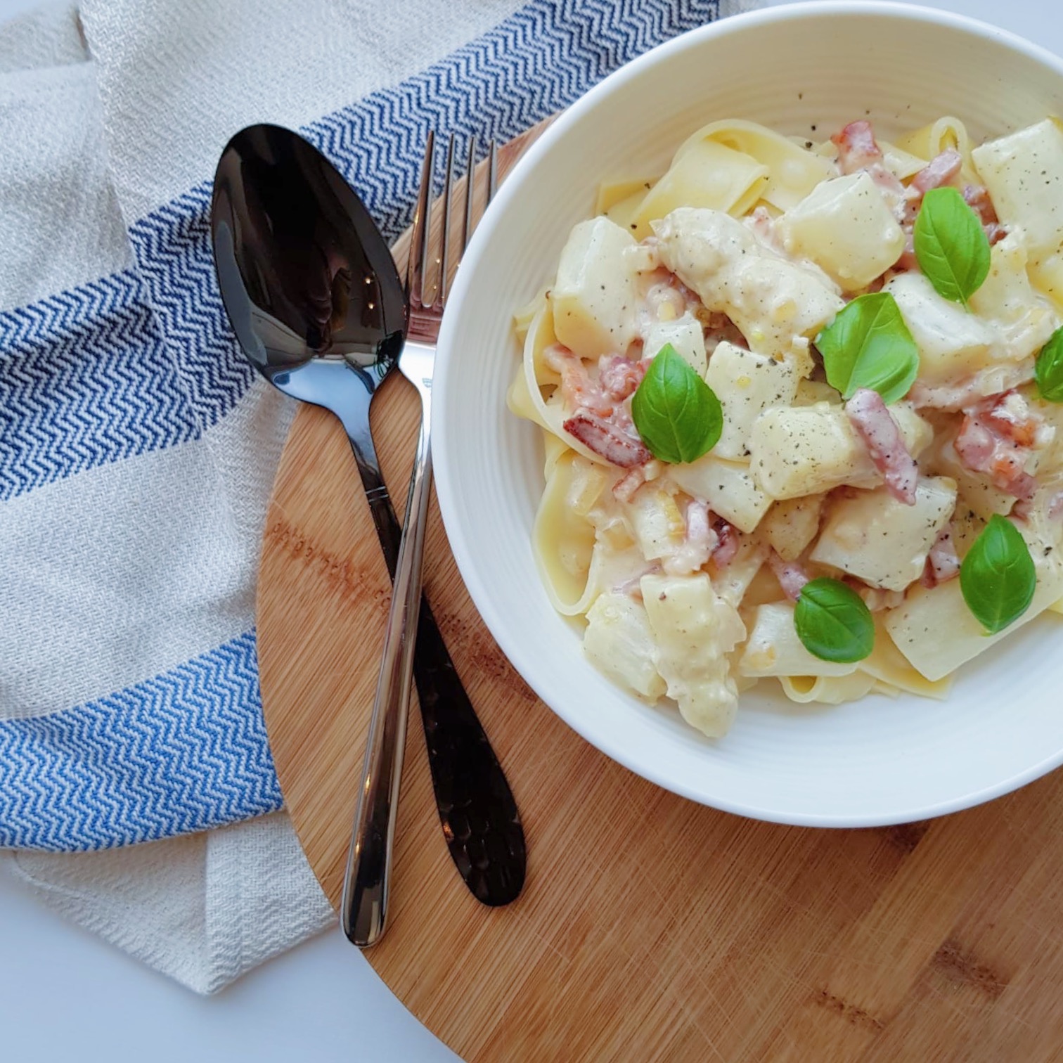 Tagliatelle met gerookt spek en asperges.