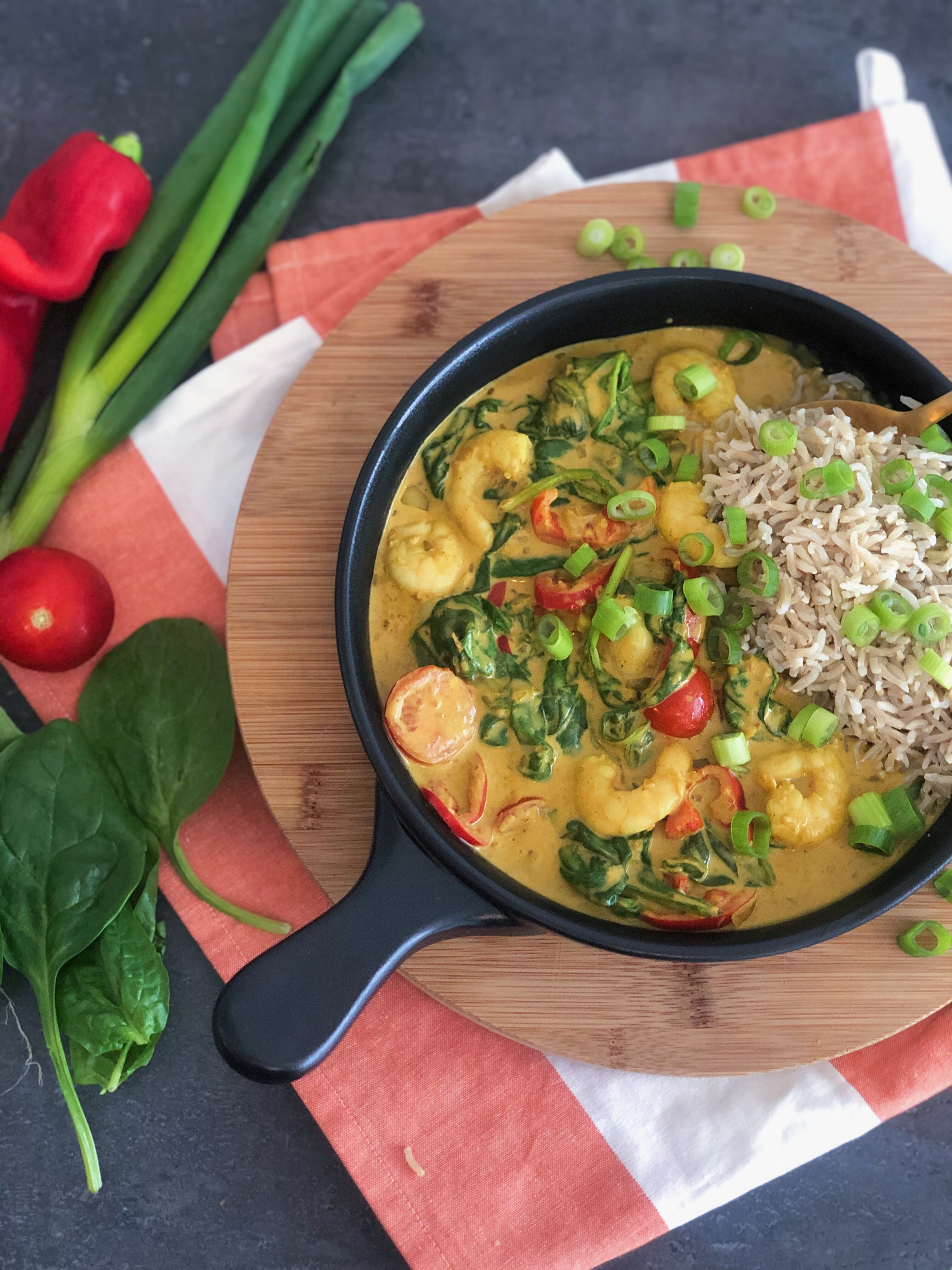 Gele curry met garnalen en spinazie