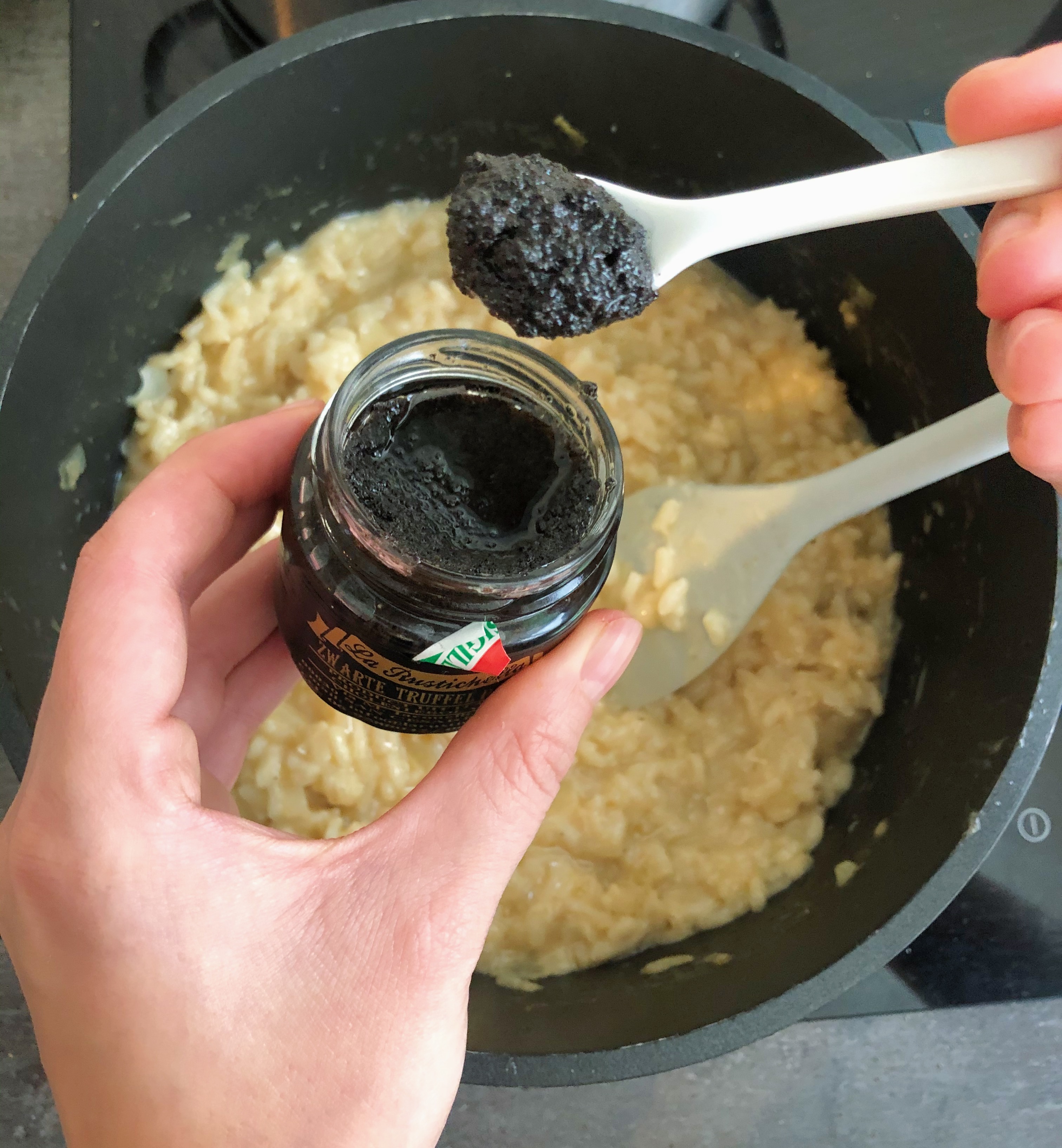 truffel puree toevoegen aan de risotto